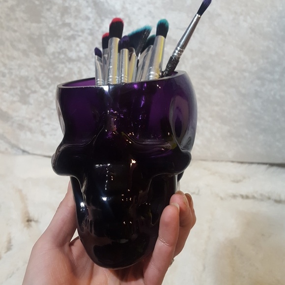 Skull Makeup Brush Holder - Picture 5 of 8